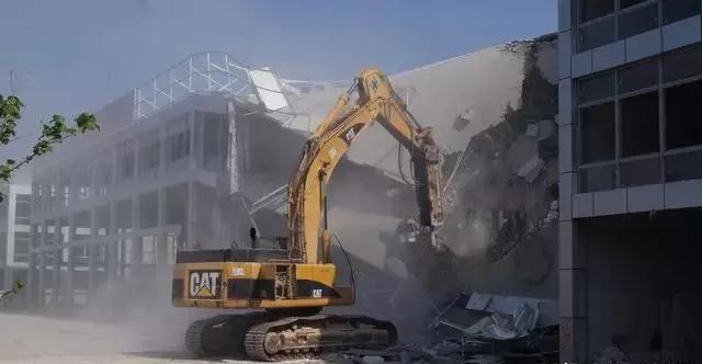 整頓大棚房成了一刀切的代名詞，斷水?dāng)嚯姶u瓦不留，拆成了荒蕪！