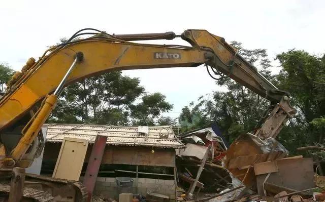 整頓大棚房成了一刀切的代名詞，斷水?dāng)嚯姶u瓦不留，拆成了荒蕪！